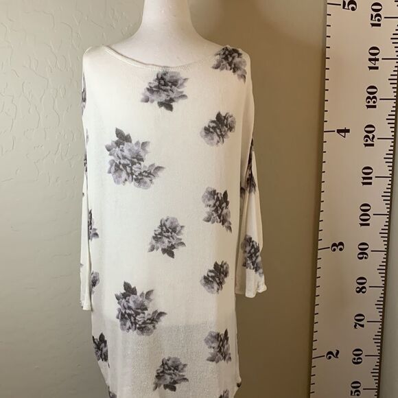 H&m sheer white blouse with black floral design above the elbow sleeves - Picture 5 of 11